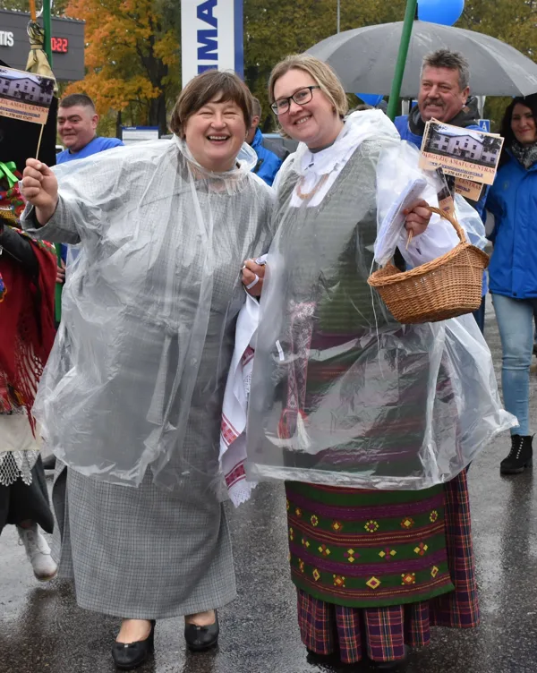Grybų šventė, 2019 09 28 (sūrininkė Dalytė ir direktorė Sigita eisenoje)